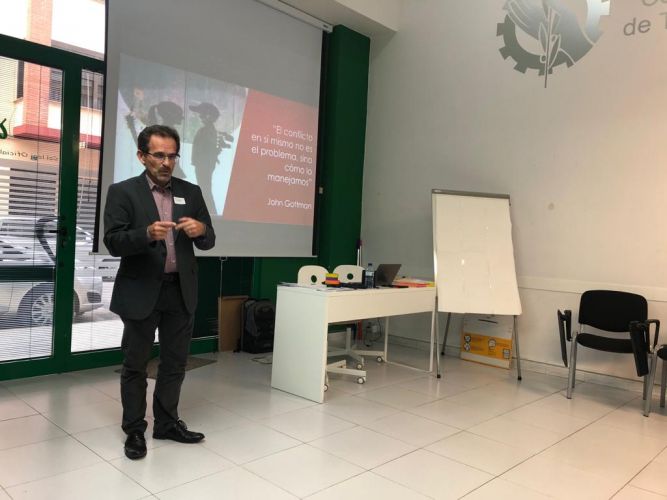 El Col•legi de Treball Social organitza una sessió per a aprendre a neutralitzar les toxines de la comunicació que alimenten els conflictes