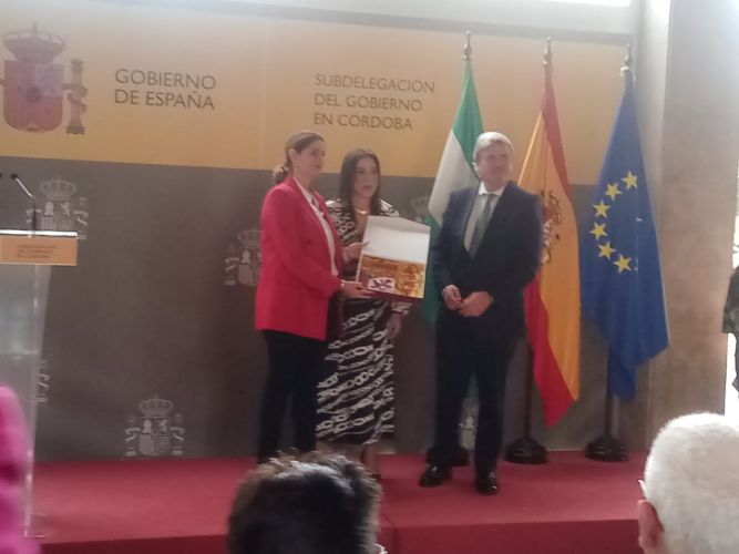 EL C.P.T.S CORDOBA RECIBE LA ENSEÑA NACIONAL POR SU IMPLICACIÓN Y COMPROMISO